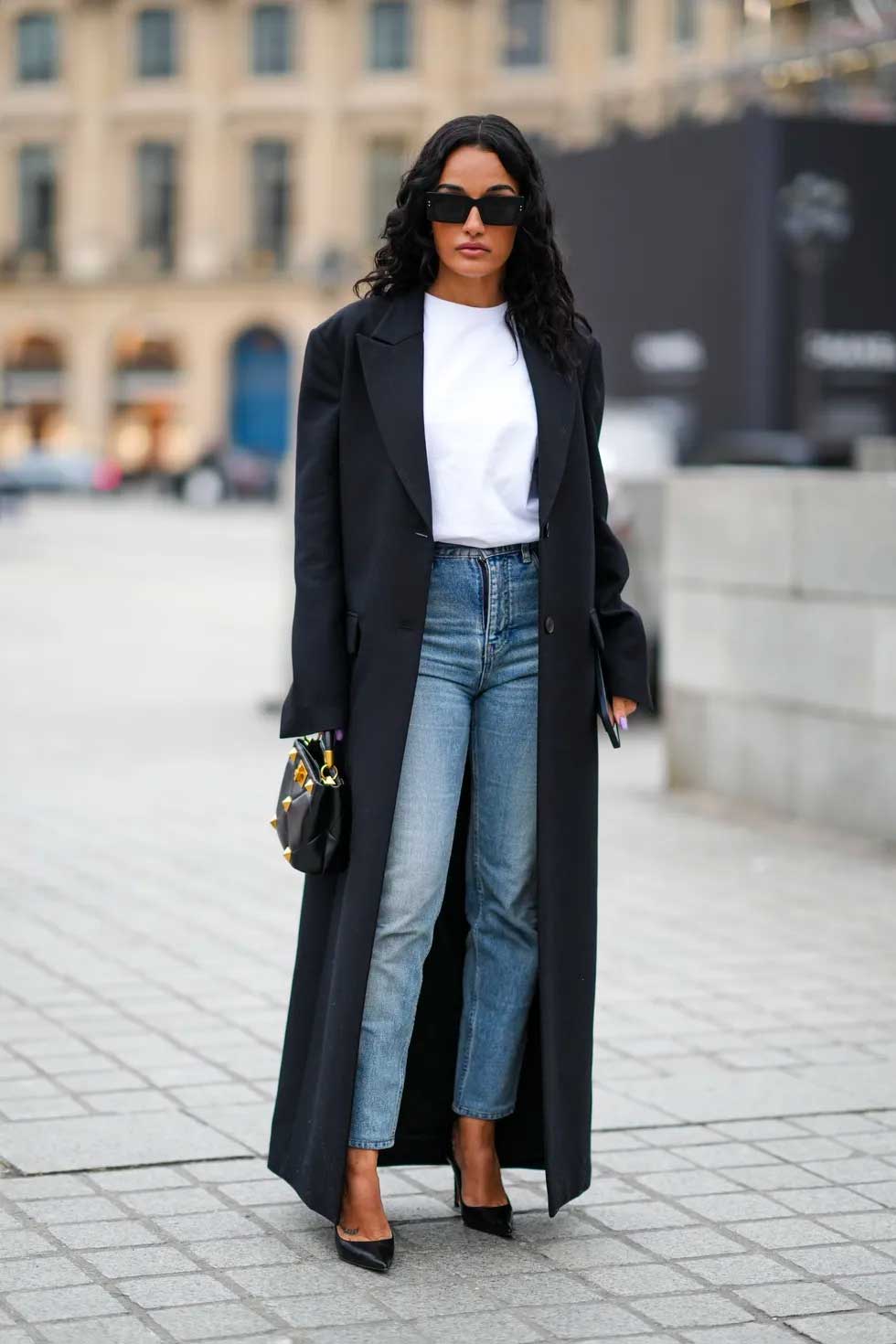 calça jeans skinny camiseta branca casaco preto comprido óculos escuros scarpin preto