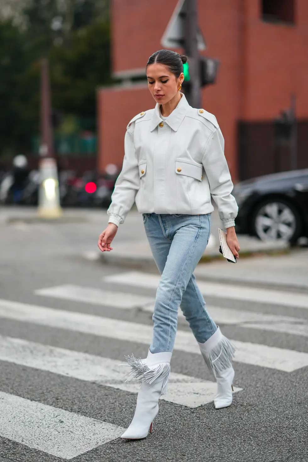 calça jeans skinny clara bota cano médio branco com franjas jaqueta branca