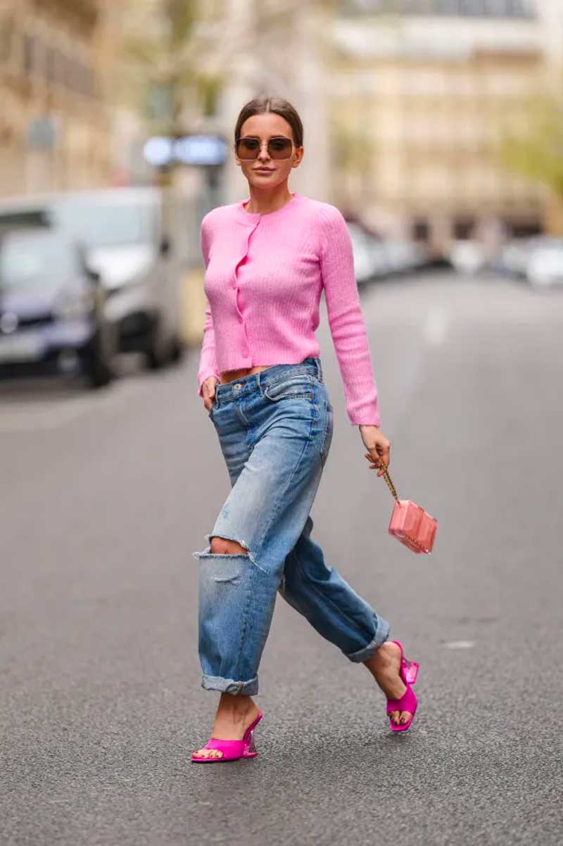 cardigan rosa fehcado calça jeans de perna larga e rasgada no joelho sandália de salto quadrado rosa pink