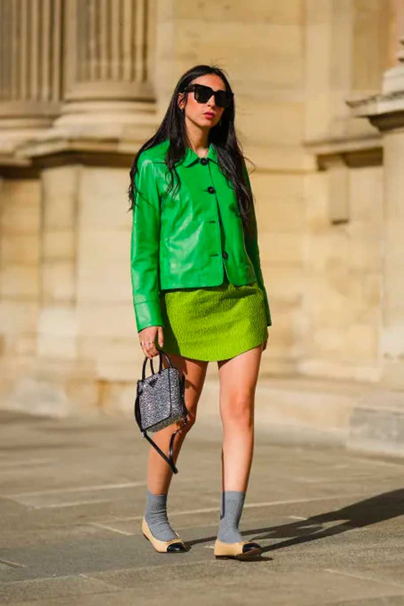 jaqueta de couro envernizada verde mini saia verde bolsa com strass meia cinza sapatilha