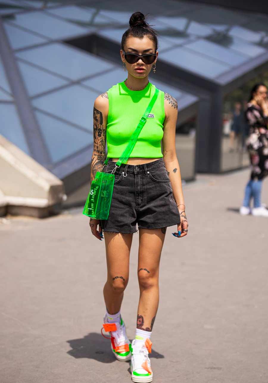 bermuda jeans preta blusa regata verde neon bolsa verde neon transparente