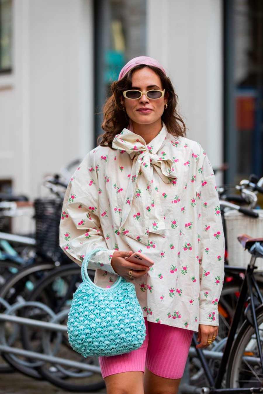 camisa romântica com laço na gola manga bufante bermuda de ciclista rosa bolsa de crochê azul claro