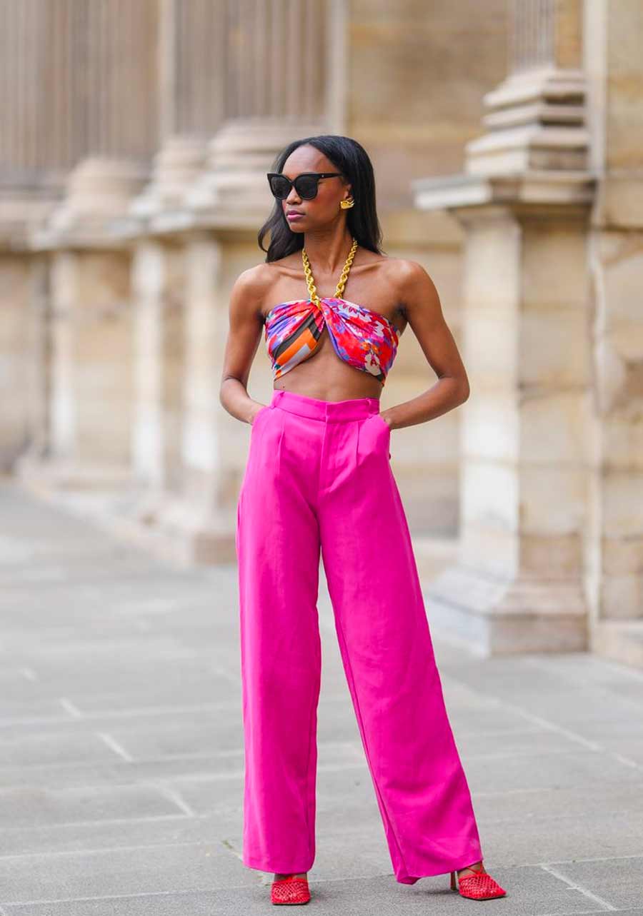 lenço como top alça de corrente calça social pantalona rosa barbiecore