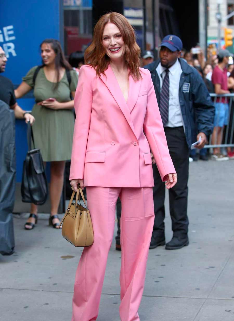 Juliane Moore looks 50 anos conjunto de blazer e terno rosa