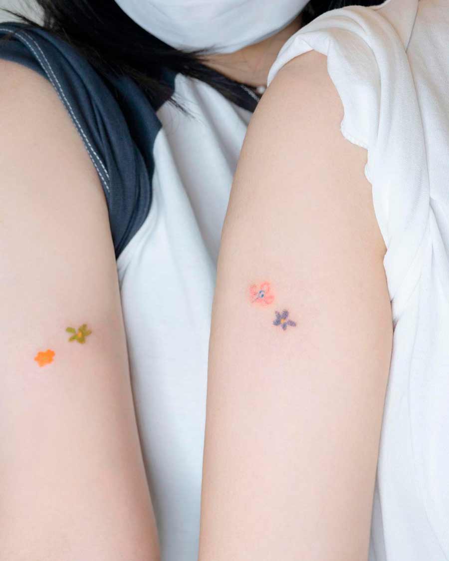 tatuagem de flores discretas