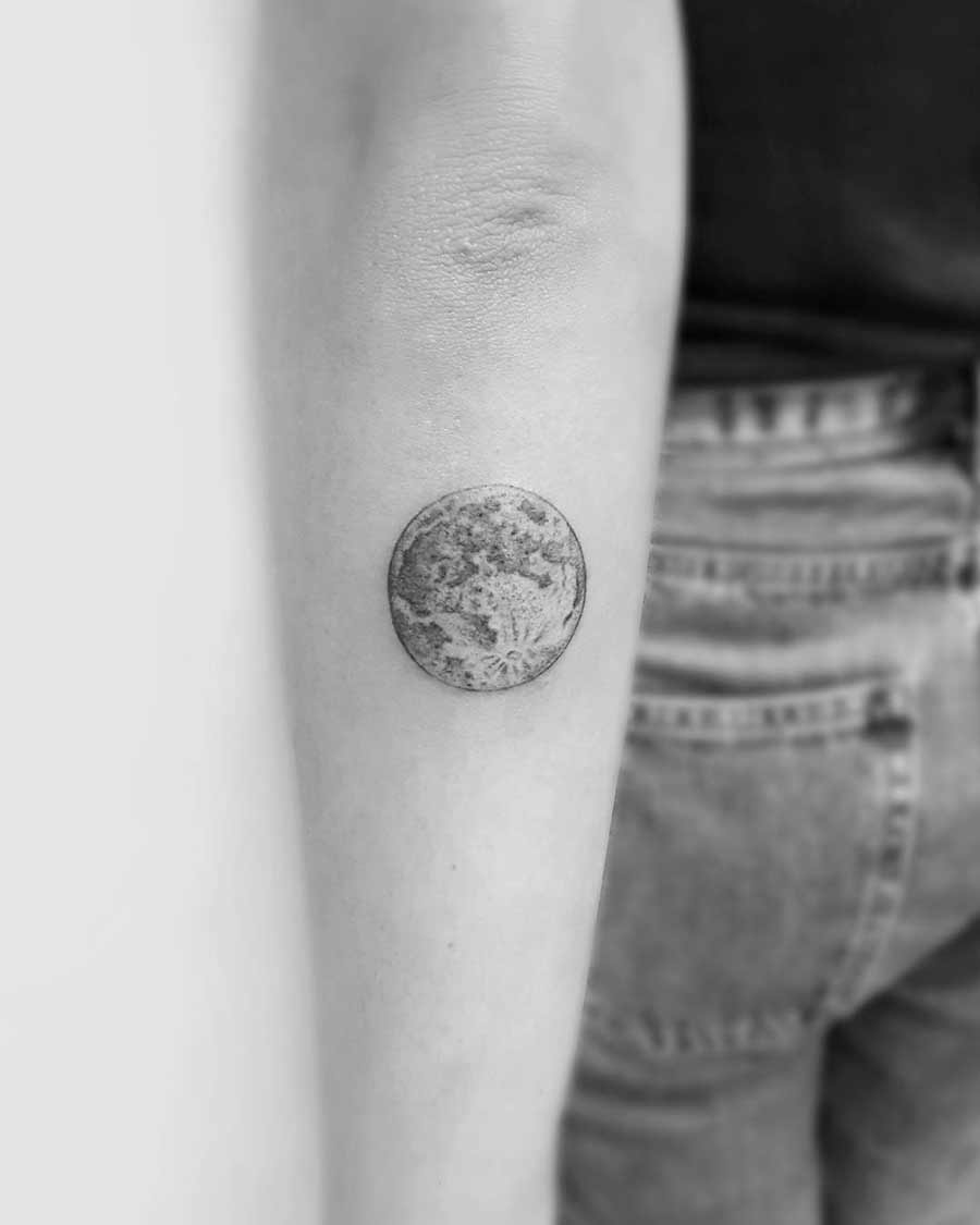 tatuagem de lua no braço