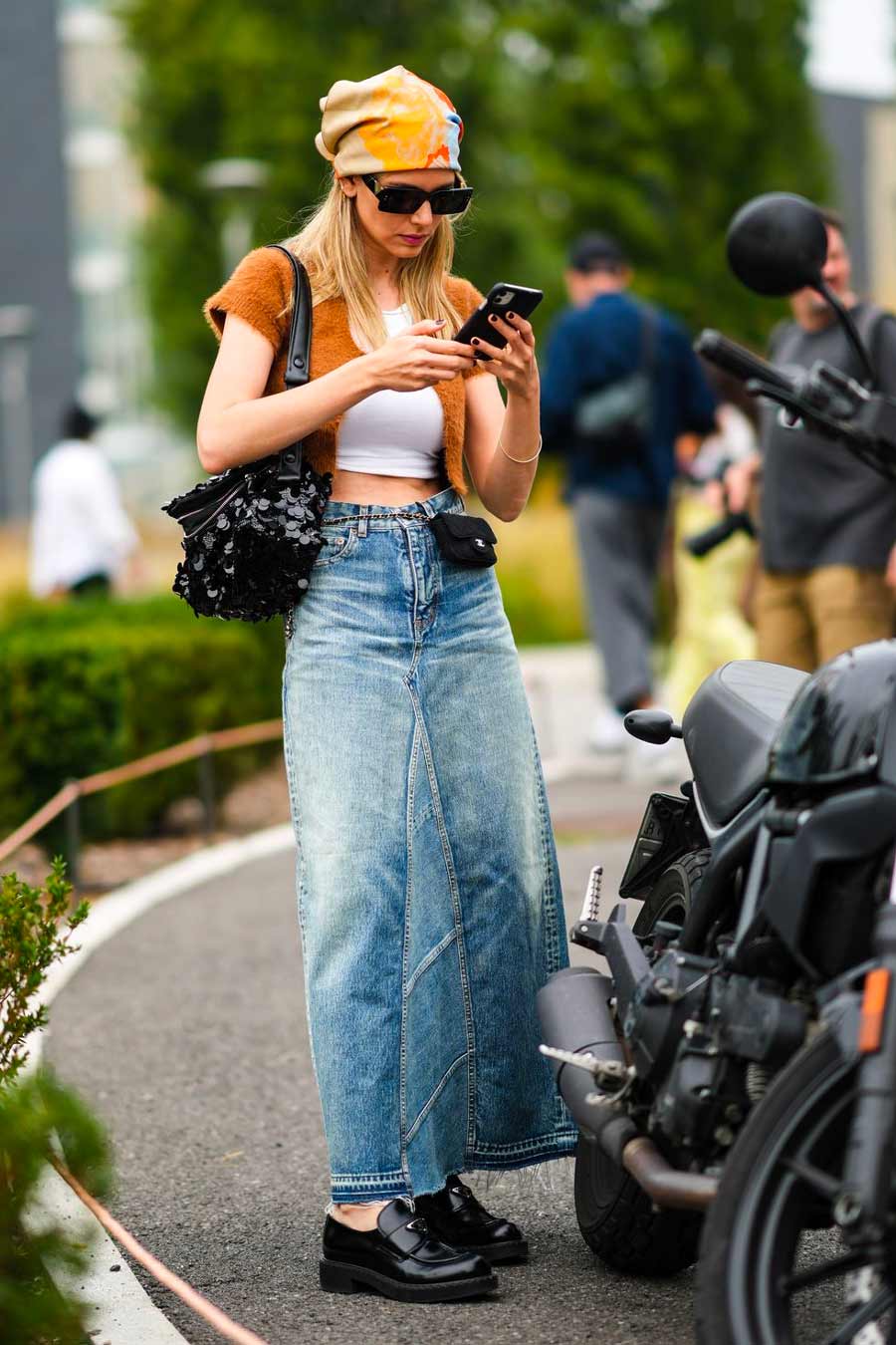 saia longa jeans cropped branco lenço na cabeça