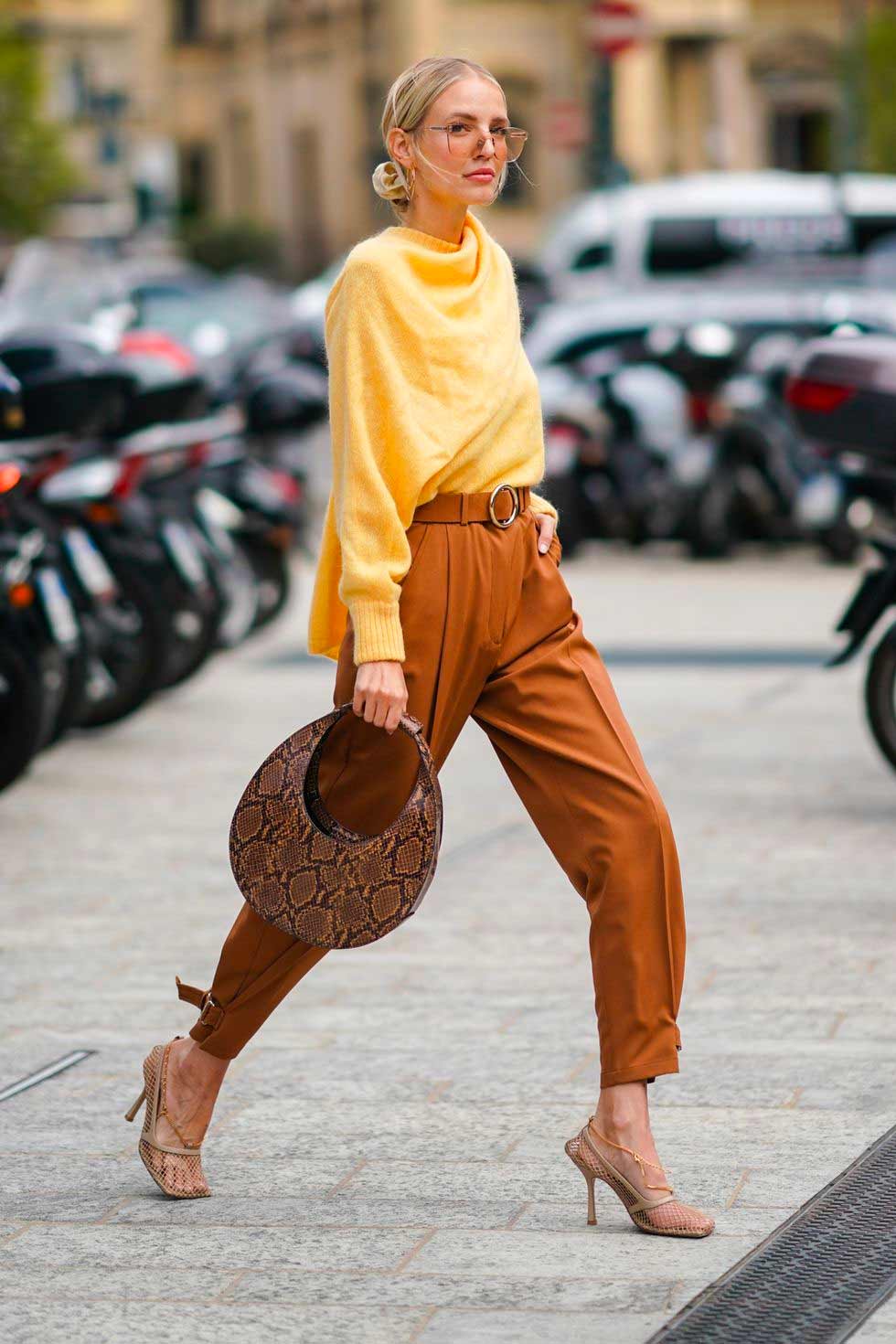 calça bege blusa amarela combinação de cores