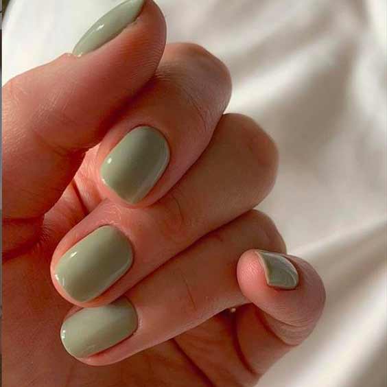 tendência unhas curtas esmalte verde oliva