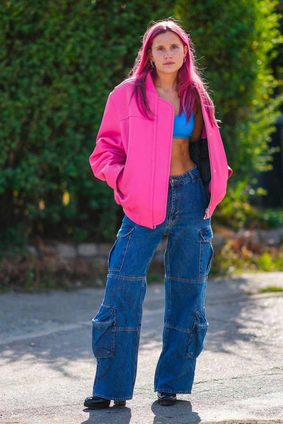 calça cargo jeans top azul jaqueta bomber rosa