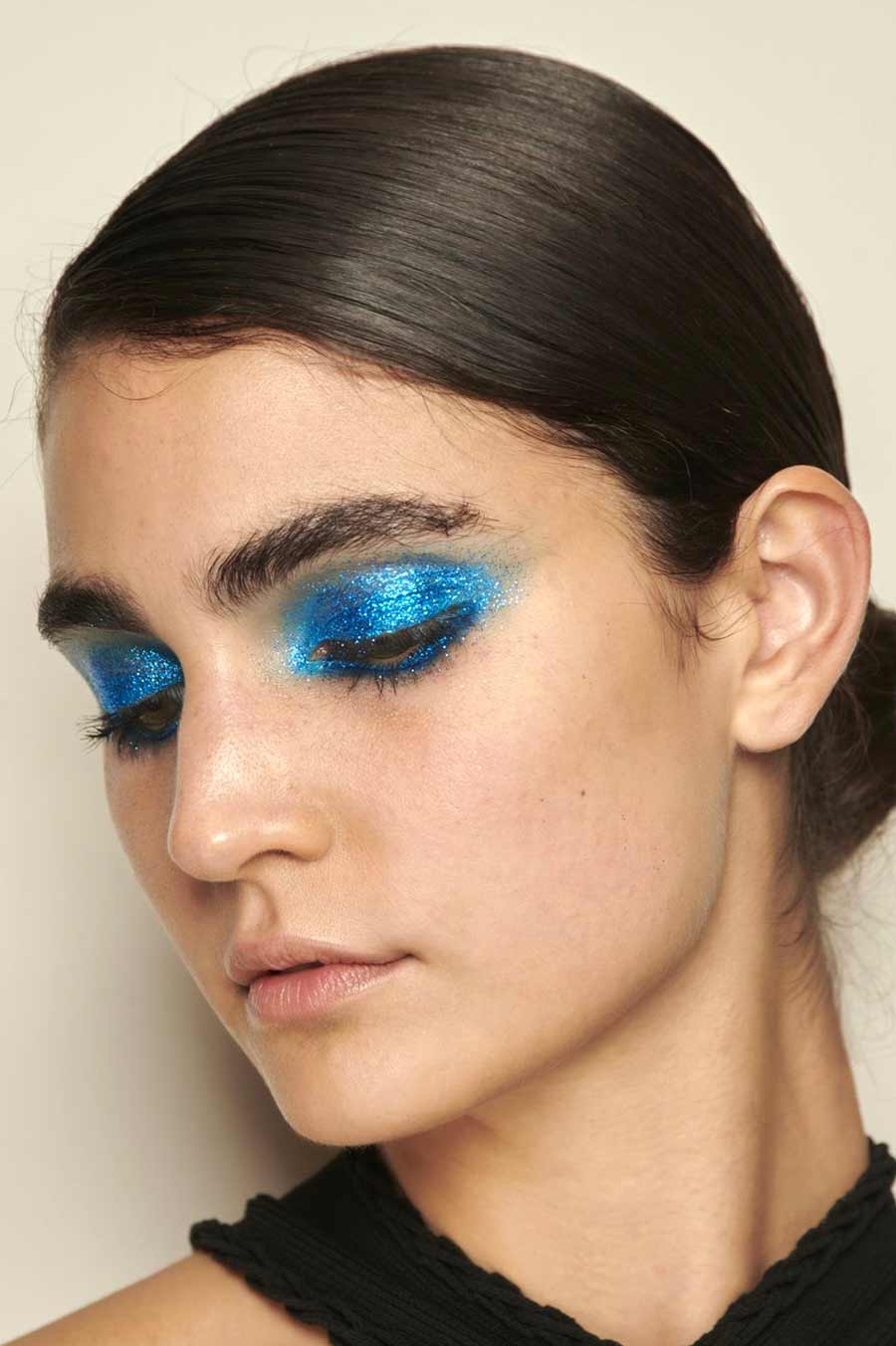 maquiagem com glitter azul nos olhos