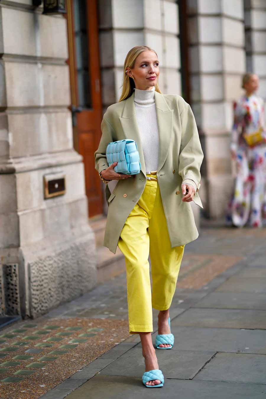 calça jeans amarela limão blusa gola alta branco blazer verde claro bolsa e sandália azul