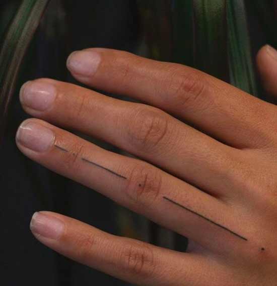 tatuagem minimalista linhas retas no dedo