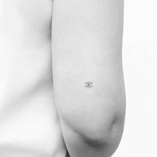 tatuagem minimalista olho horus