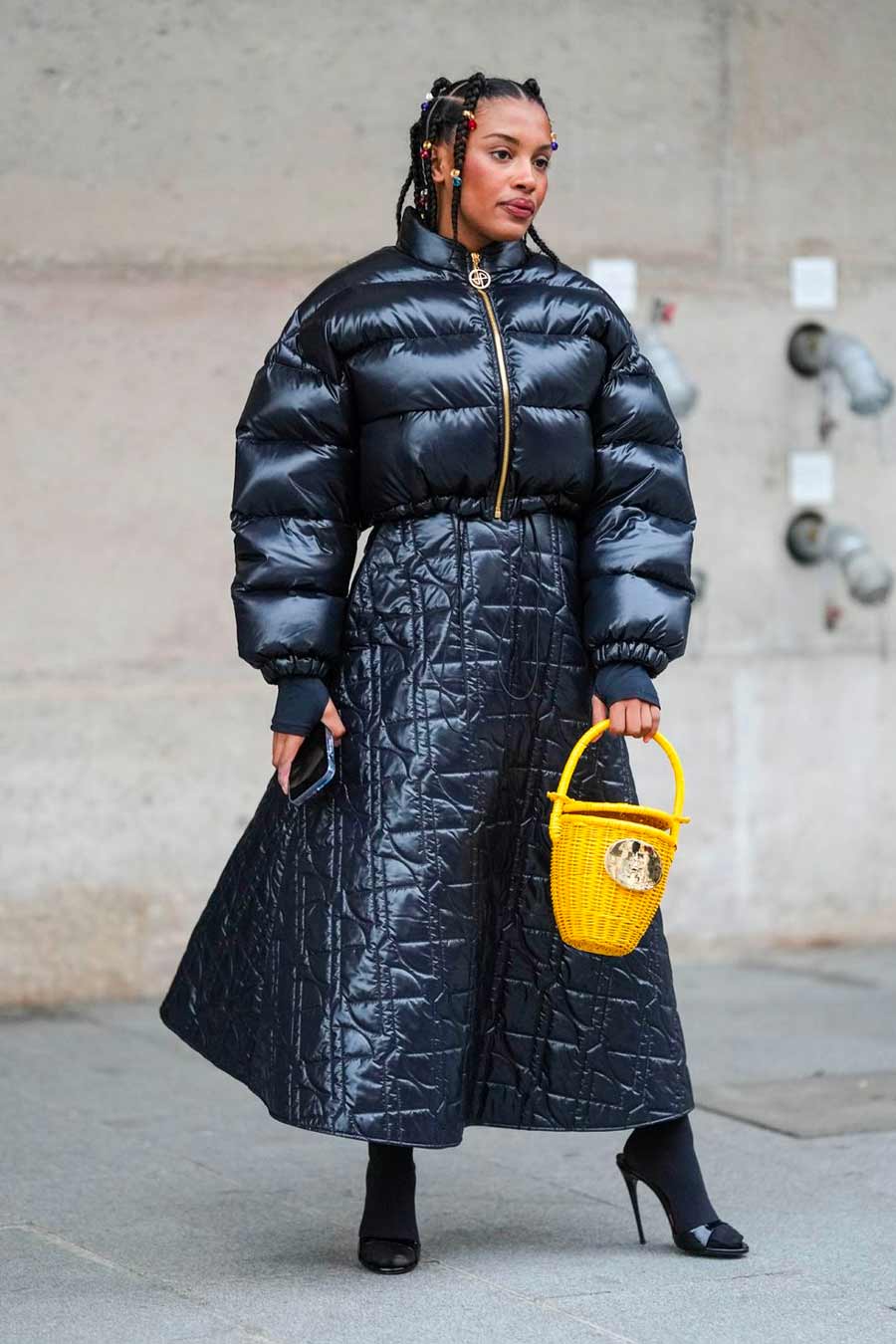 look all black casaco puffer saia acolchoada