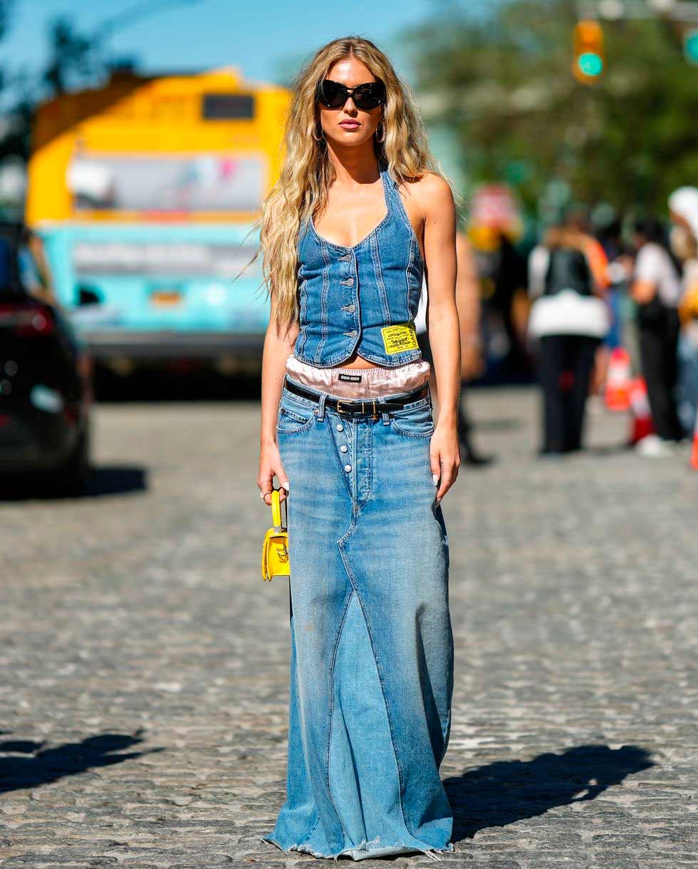 saia longa jeans looks com colete jeans