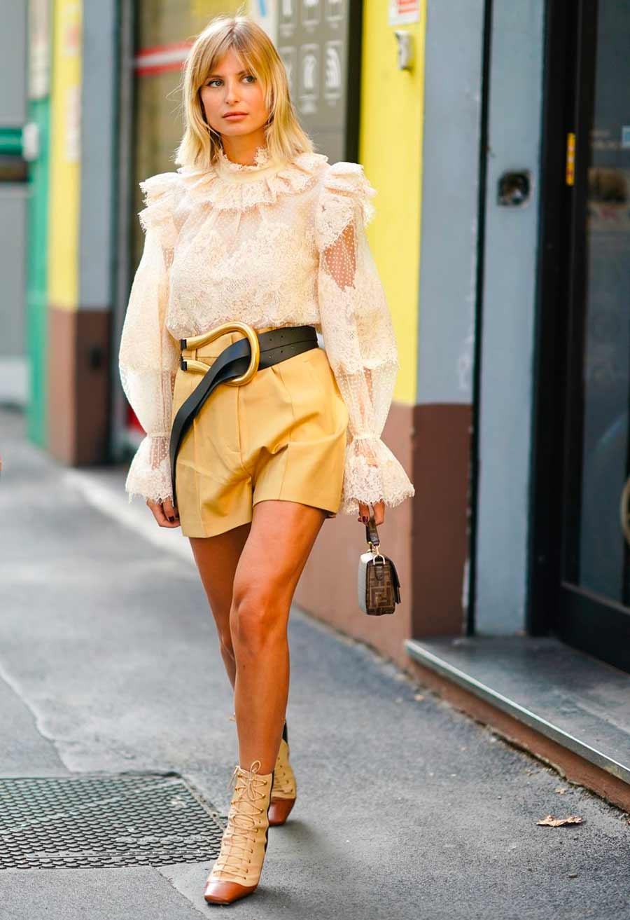 vanilla girl shorts de couro amarelo pastel blusa de renda de manga comprida