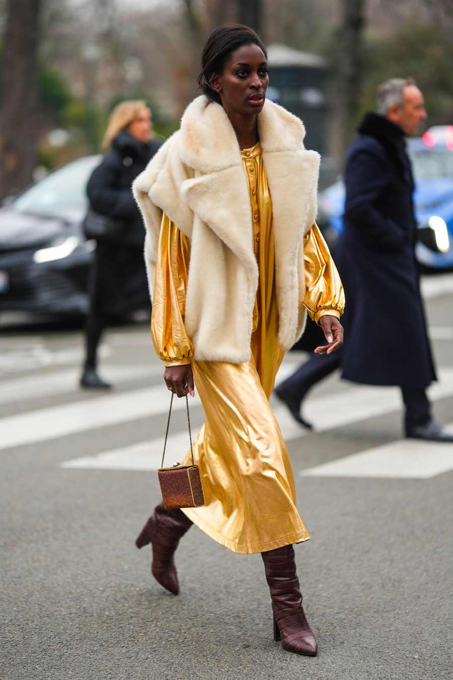 vestido longo de manga comprida dourado bota marrom colete de pelúcia