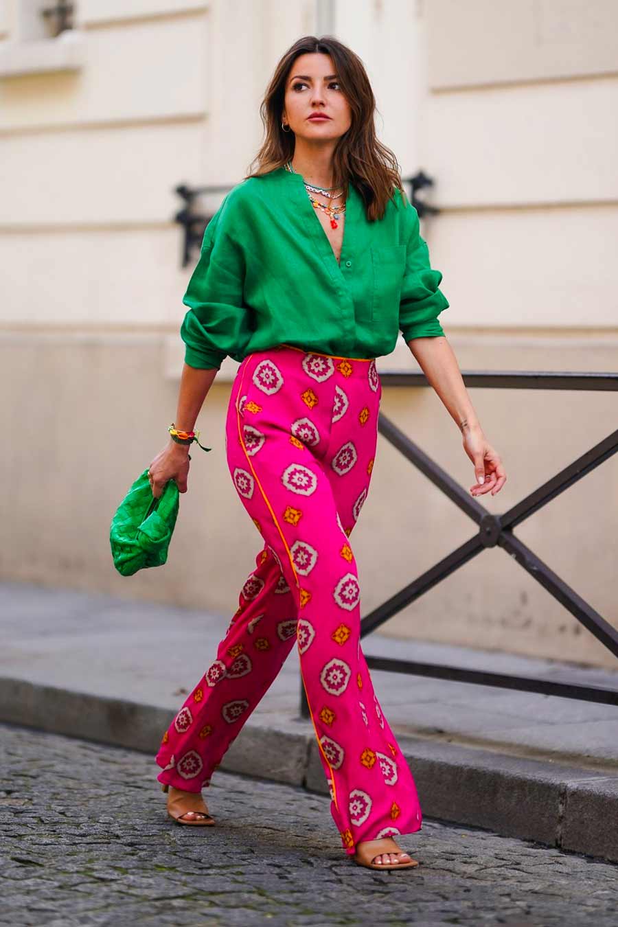 calça colorida social rosa pink camisa social verde looks para trabalhar