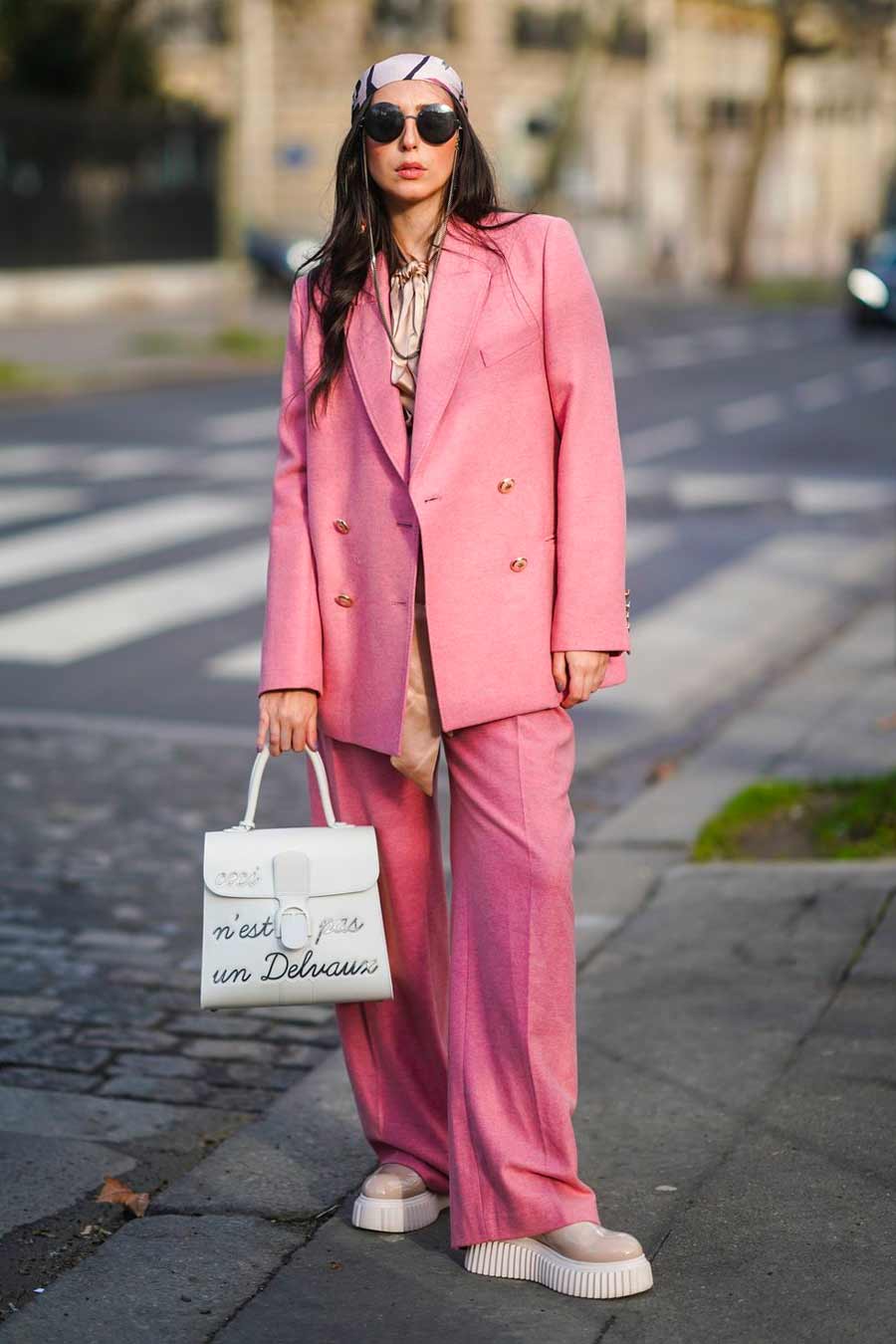 looks com terno rosa para trabalhar