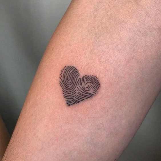 tatuagem impressão digital em forma de coração