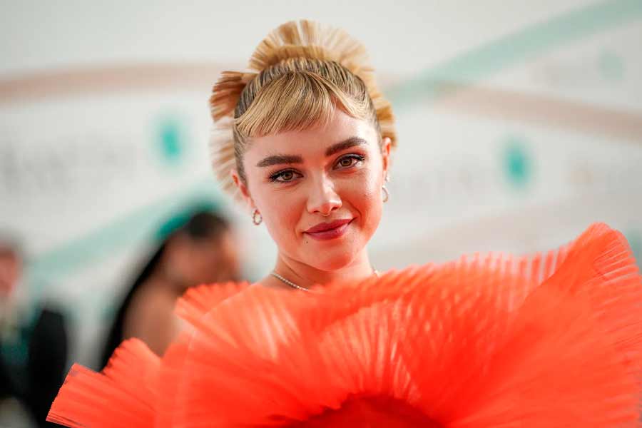 sobrancelha reta celebridades Florence Pugh en los Premios Bafta 2023