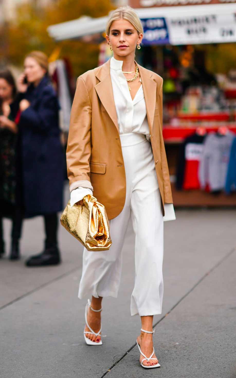 calça e camisa branca casaco camelo bolsa dourada sandália bico quadrado branco