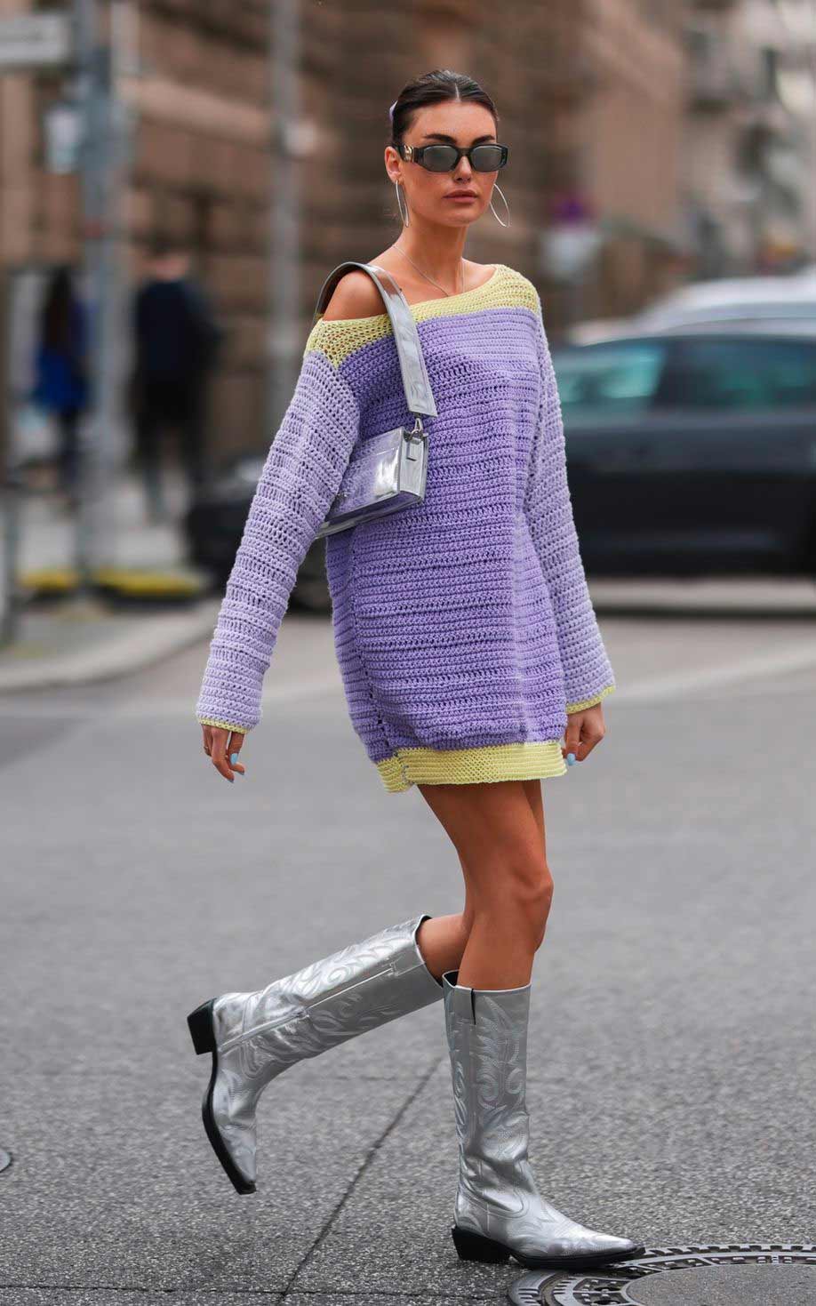 vestido de tricô lilás e amarelo bota e bolsa prata