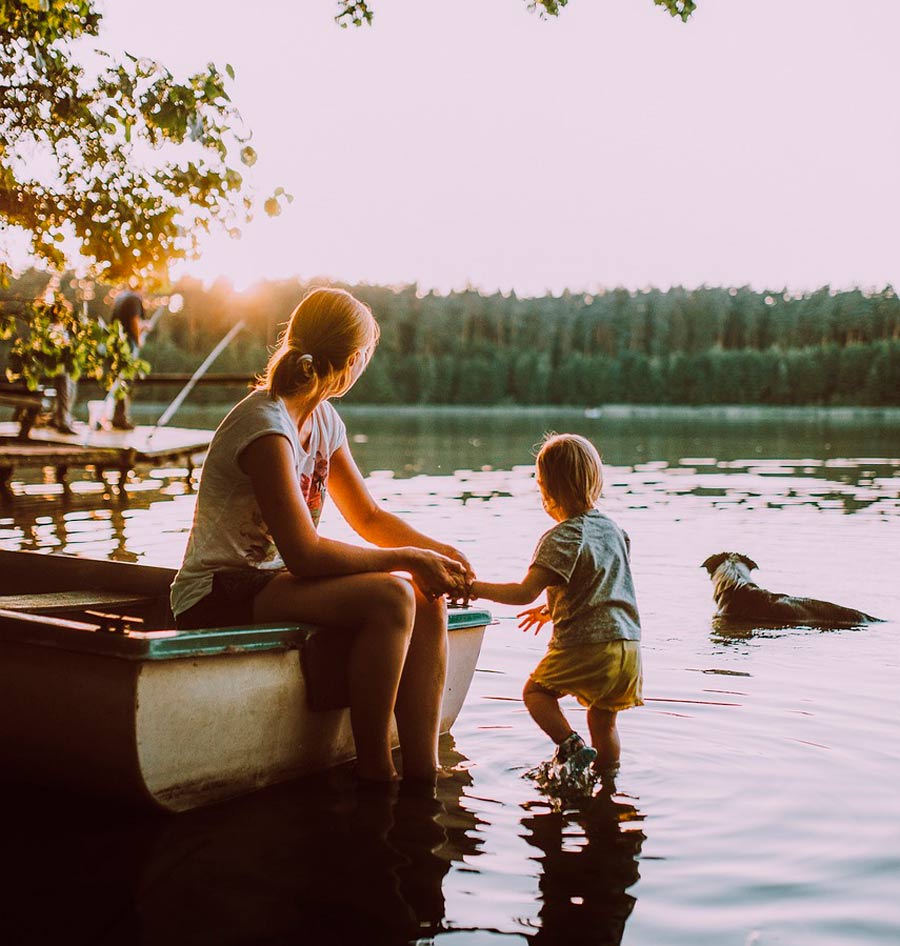 criança e mãe no lago
