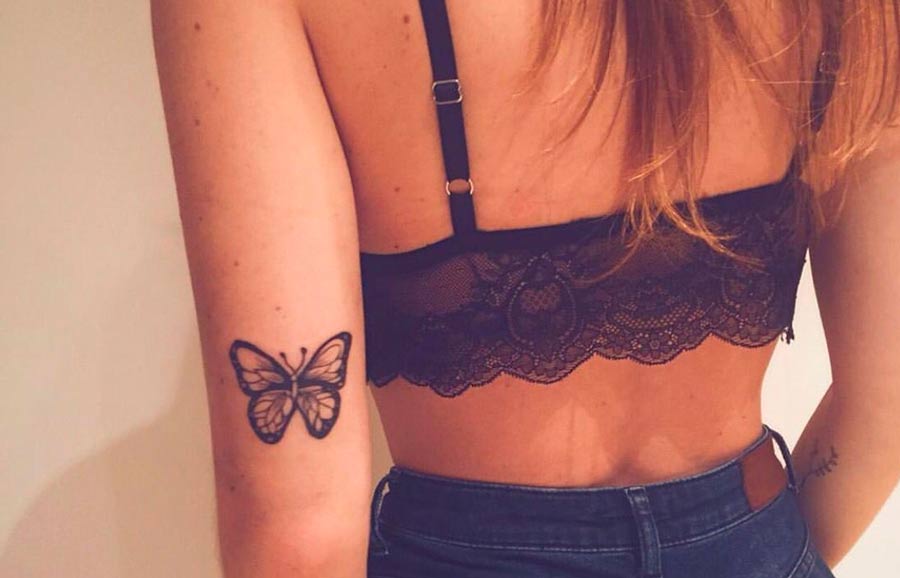 Tatuagem de borboleta no cotovelo