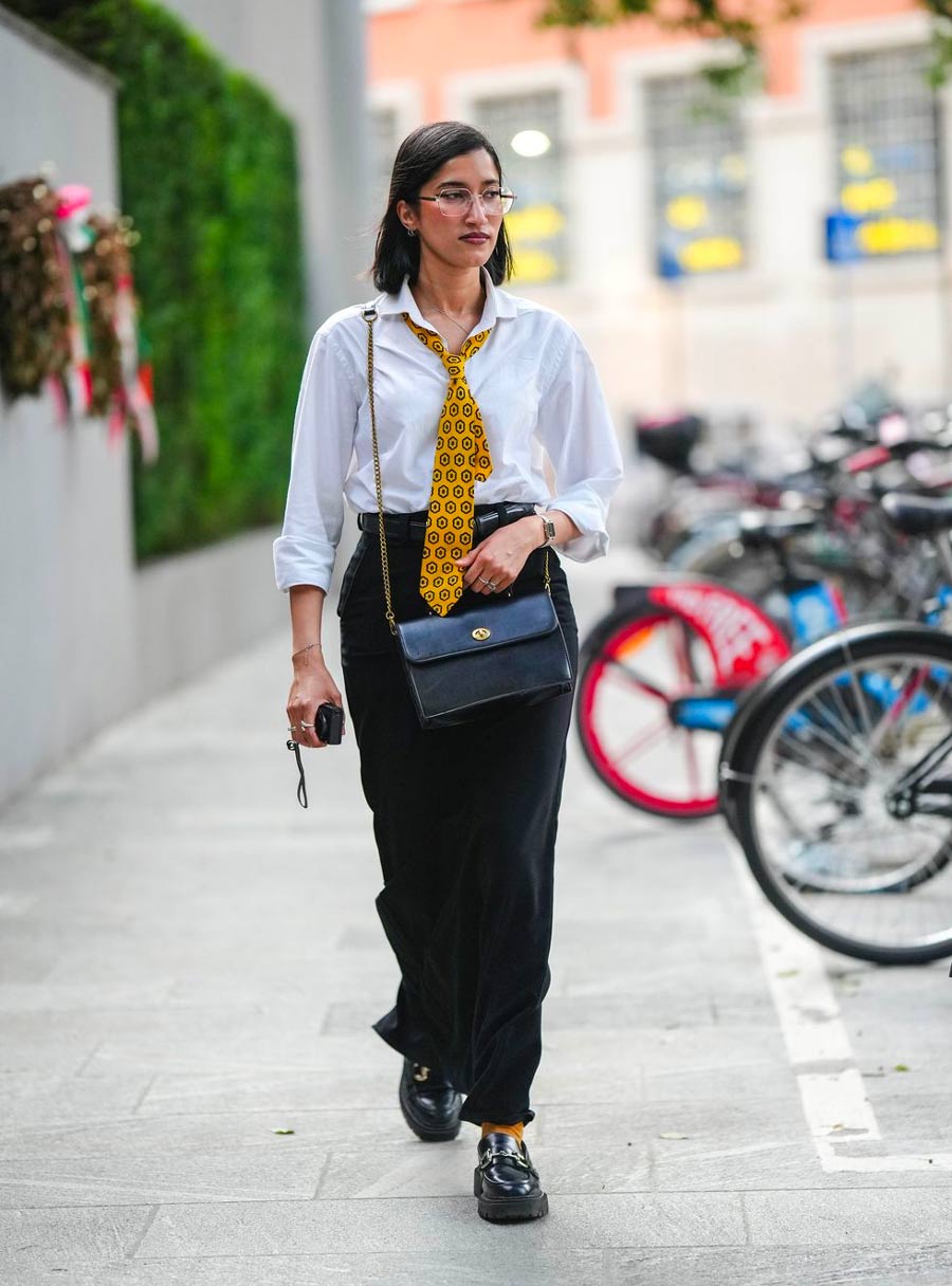 calça de alfaiataria preta mocassim preto camisa branca feminina gravata estampada amarela