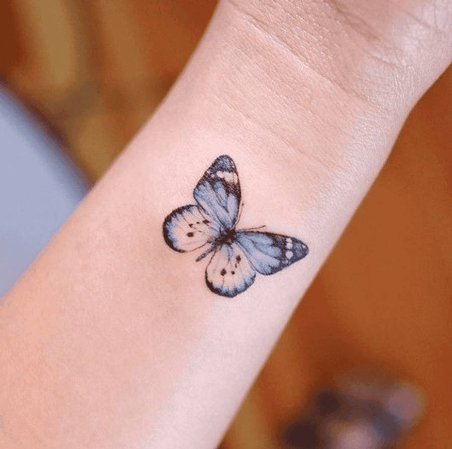 Tatuagem de borboleta no pulso